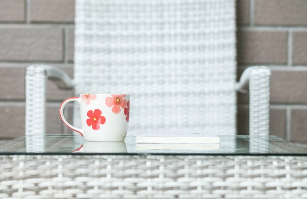 Closeup jolie tasse sur fond de texture texturée bois tissé table et chaise