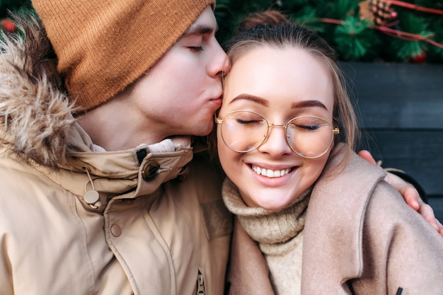 Closeup Kiss Doux Portrait De Jeune Couple Amoureux S'amuser Ensemble En Plein Air Dans La Rue.