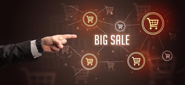 CloseUp d'une main coupée pointant vers le concept d'achat en ligne de l'inscription BIG SALE.