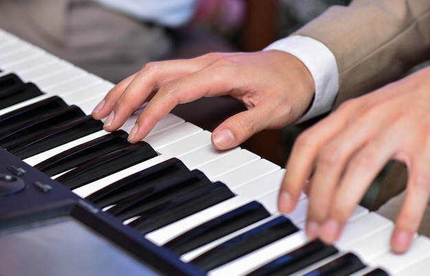 Closeup, main homme, piano jouant, mariage, ou, concert