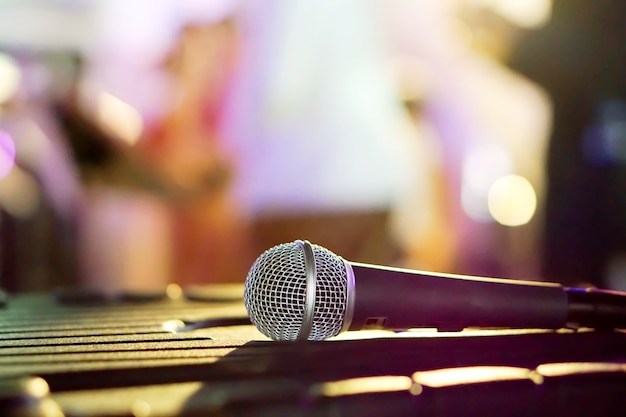 Closeup microphone sur table noire dans un contexte de fête et flou