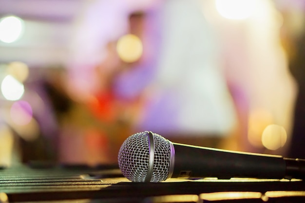 Closeup microphone sur tableau noir dans un contexte de fête et flou.