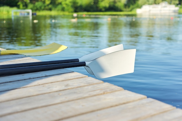 Closeup paddle kayaks sur l'eau, l'été, les sports nautiques, le concept de mode de vie actif