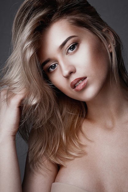 Closeup portrait de beauté d'une femme blonde luxueuse avec une peau parfaite et un maquillage naturel