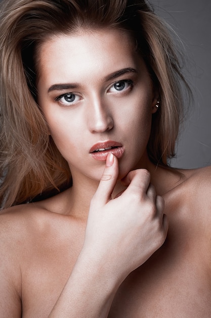 Closeup portrait de beauté d'une femme blonde séduisante avec une peau parfaite et un maquillage naturel