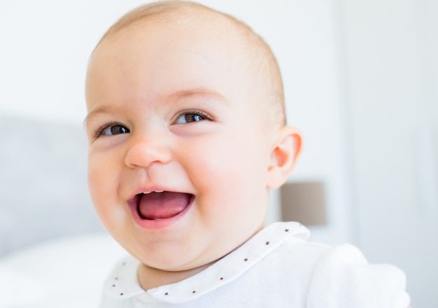 Closeup portrait d&#39;un bébé mignon souriant