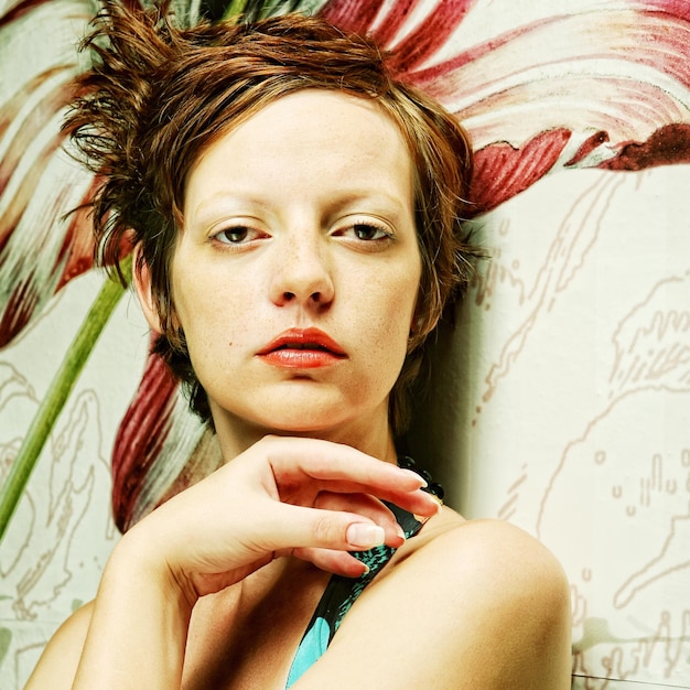 Closeup portrait de belle femme aux cheveux rouges