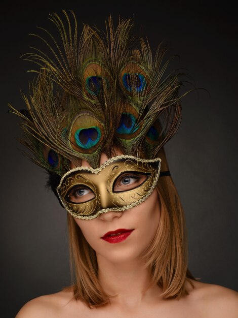 Closeup portrait de belle femme avec masque de carnaval