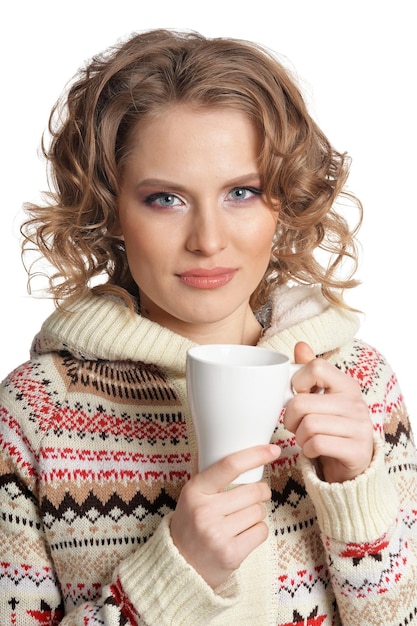 Closeup portrait de belle femme avec tasse