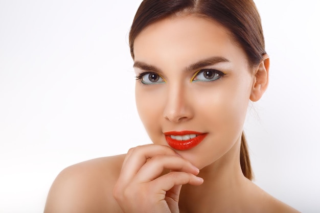 Closeup portrait d'une belle femme avec un visage de beauté et un maquillage glamour de la peau du visage propre