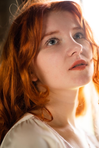 Closeup portrait d'une belle fille aux cheveux rouges