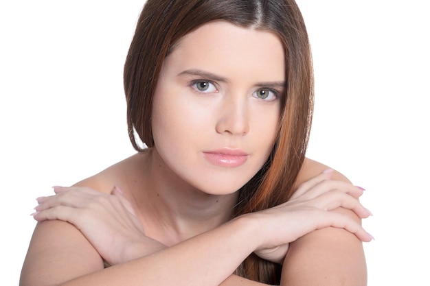 Closeup portrait de belle jeune femme isolée