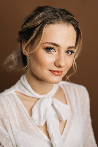 Closeup portrait de belle jeune femme avec un maquillage parfait en regardant la caméra