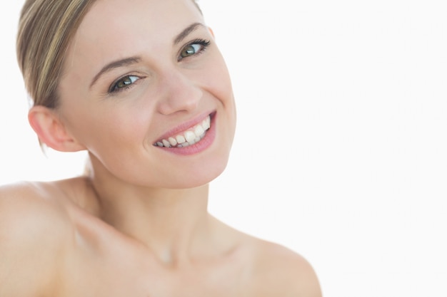 Closeup portrait de belle jeune femme souriante