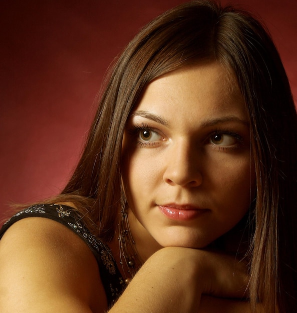 Closeup portrait de belle jeune femme