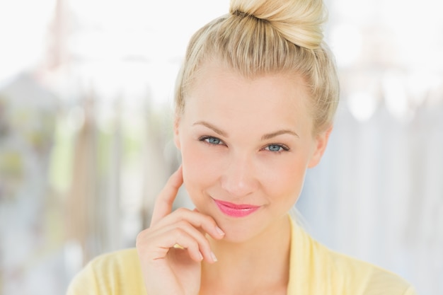 Closeup portrait d&#39;une belle jeune femme