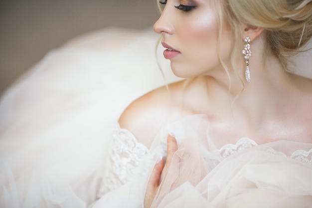 Closeup portrait d'une belle jeune mariée