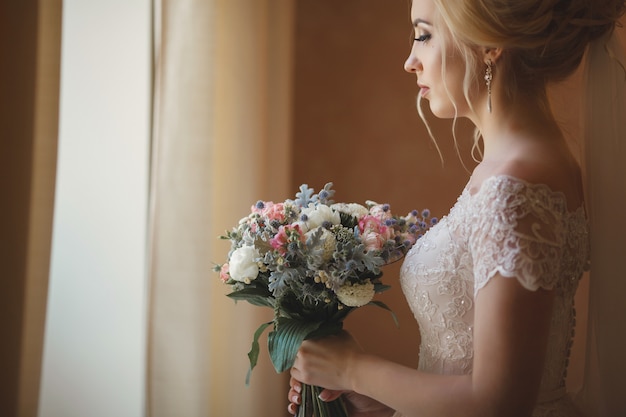 Closeup portrait d'une belle jeune mariée