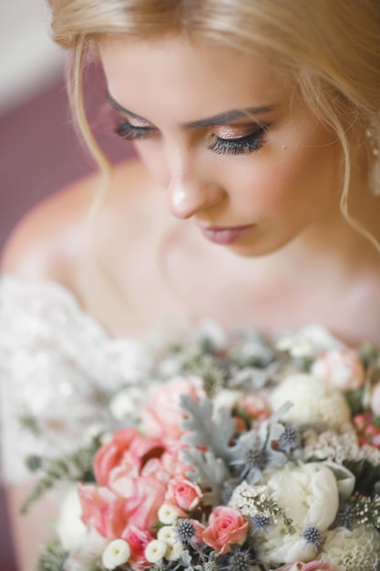 Closeup portrait d'une belle jeune mariée