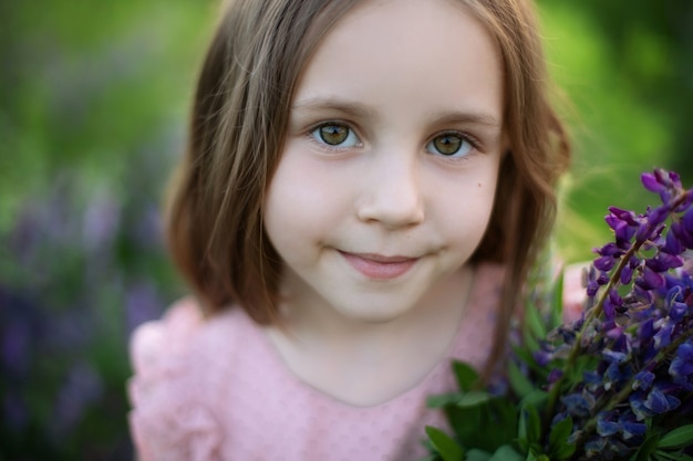 Closeup portrait d'une charmante petite fille romantique aux cheveux longs.