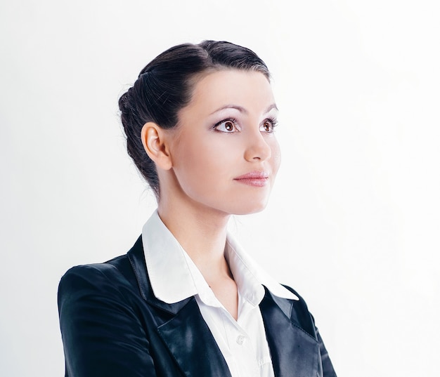 Closeup.portrait de confiant business woman.isolated sur fond blanc