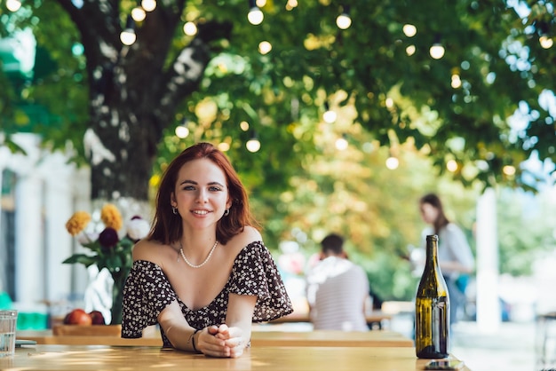 Closeup portrait de deux femmes au café de la rue d'été