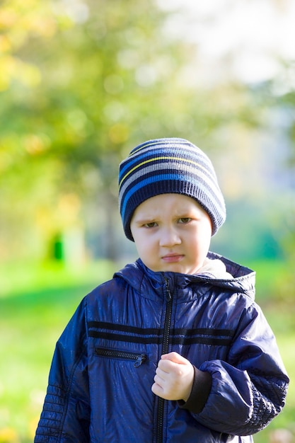 Closeup portrait d'un enfant d'âge préscolaire