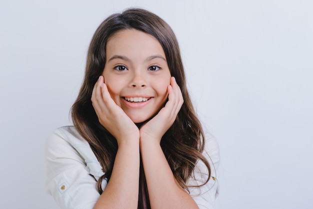 Closeup portrait d&#39;un enfant de petite fille heureuse sur studio blanc