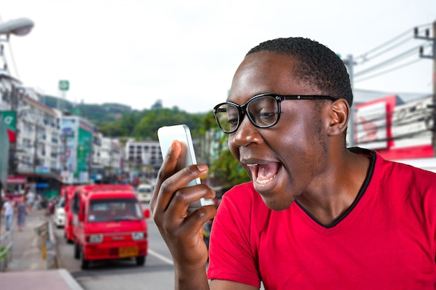 Closeup, portrait, fâché, beau, jeune homme, type, énervé, étudiant, fou, ouvrier, employé, insatisfait, client, crier, quoique, téléphone