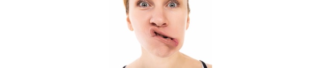 Closeup portrait d'une femme d'âge moyen avec une grimace sur son visage