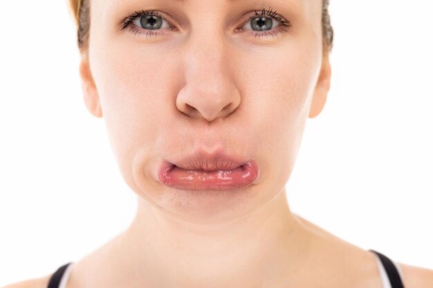 Closeup portrait d'une femme d'âge moyen qui s'amuse sur un fond blanc