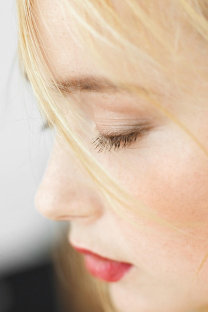 Closeup portrait de femme endormie rousse