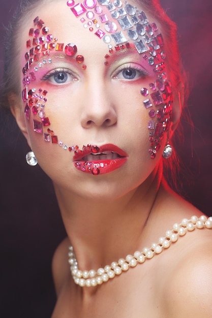 Closeup portrait de femme avec maquillage artistique