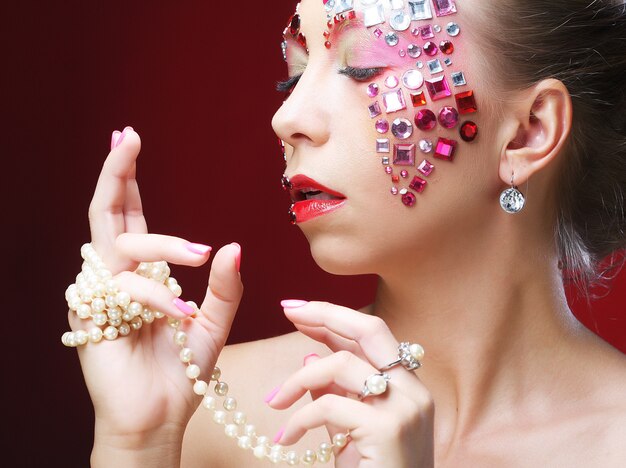 Closeup portrait de femme avec maquillage artistique.