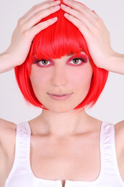 Closeup portrait de femme rousse sur gris