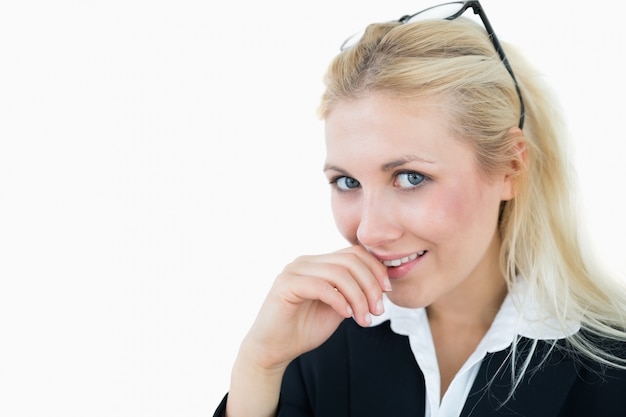 Closeup portrait de femme séduisante jeune entreprise avec des lunettes