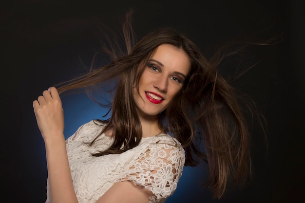 Closeup portrait d'une femme souriante avec mouvement de cheveux