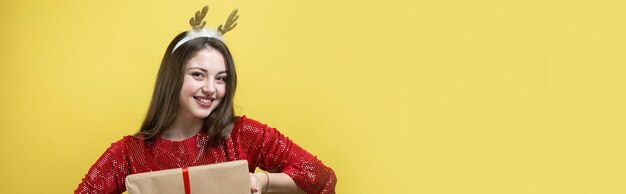 Closeup portrait d'une fille avec des cadeaux dans ses mains