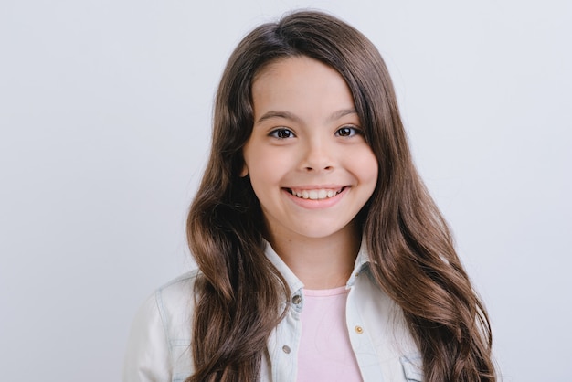 Closeup portrait d&#39;une fille heureuse sur studio blanc