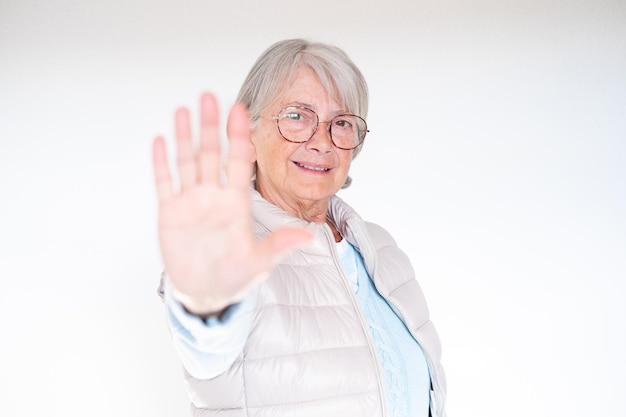 Closeup portrait headshot senior woman looking at camera stop geste calme silence isolé