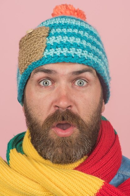 Photo closeup portrait d'homme barbu en écharpe colorée et chapeau automne-hiver promotions de remises de mode