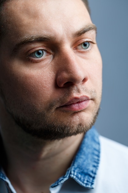 Closeup portrait d'un homme dans un polo blanc