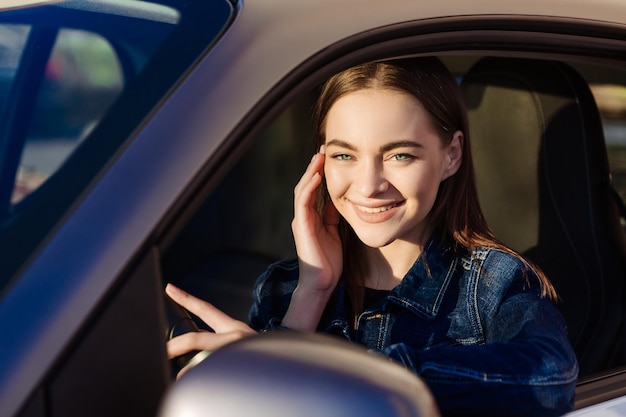 Closeup portrait jeune femme avec une expression positive joyeuse satisfaite