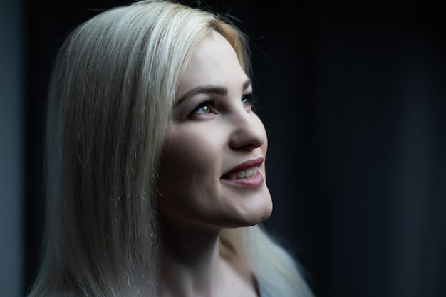 Closeup portrait d'une jeune femme en prière.