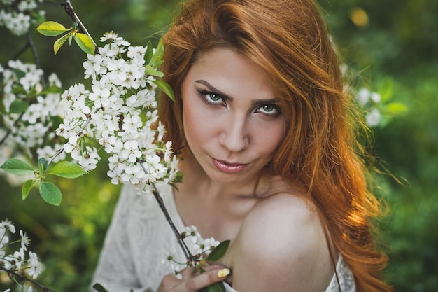 Closeup portrait de jeune fille en robe ouverte 6189