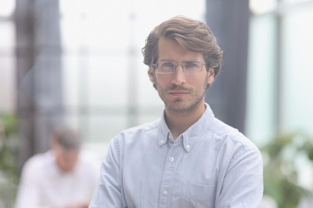 Closeup portrait d'un jeune homme d'affaires prospère au bureau