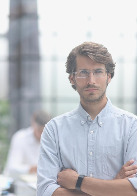 Photo closeup portrait d'un jeune homme d'affaires prospère au bureau