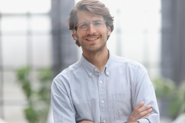 Closeup portrait d'un jeune homme d'affaires prospère au bureau