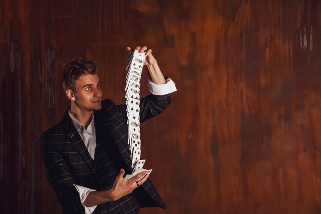 Closeup portrait de jeune homme avec des cartes de jeu