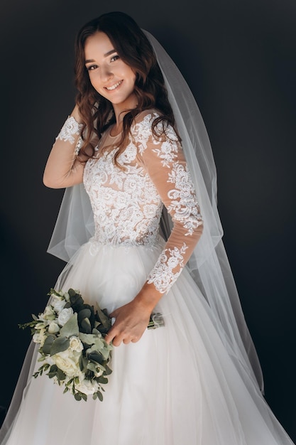 Closeup portrait de jeune mariée magnifique. Mariage. Tourné en studio.